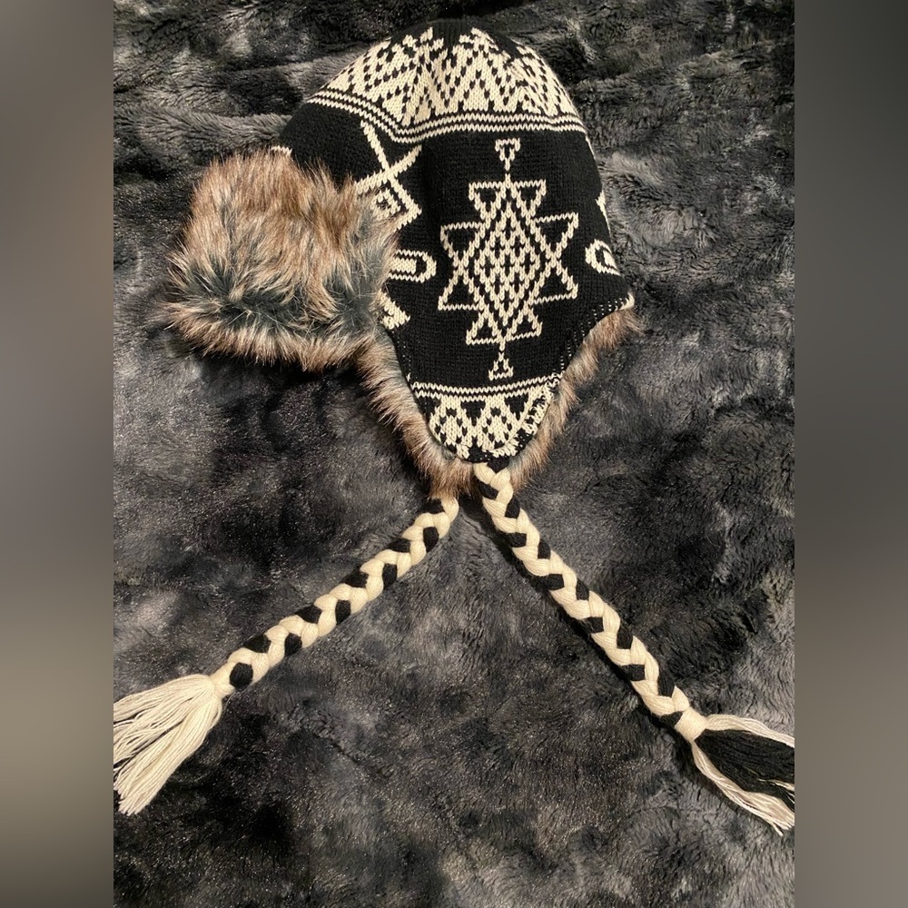 BLACK AND WHITE PATTERNED FAUX FUR SKI WINTER HAT